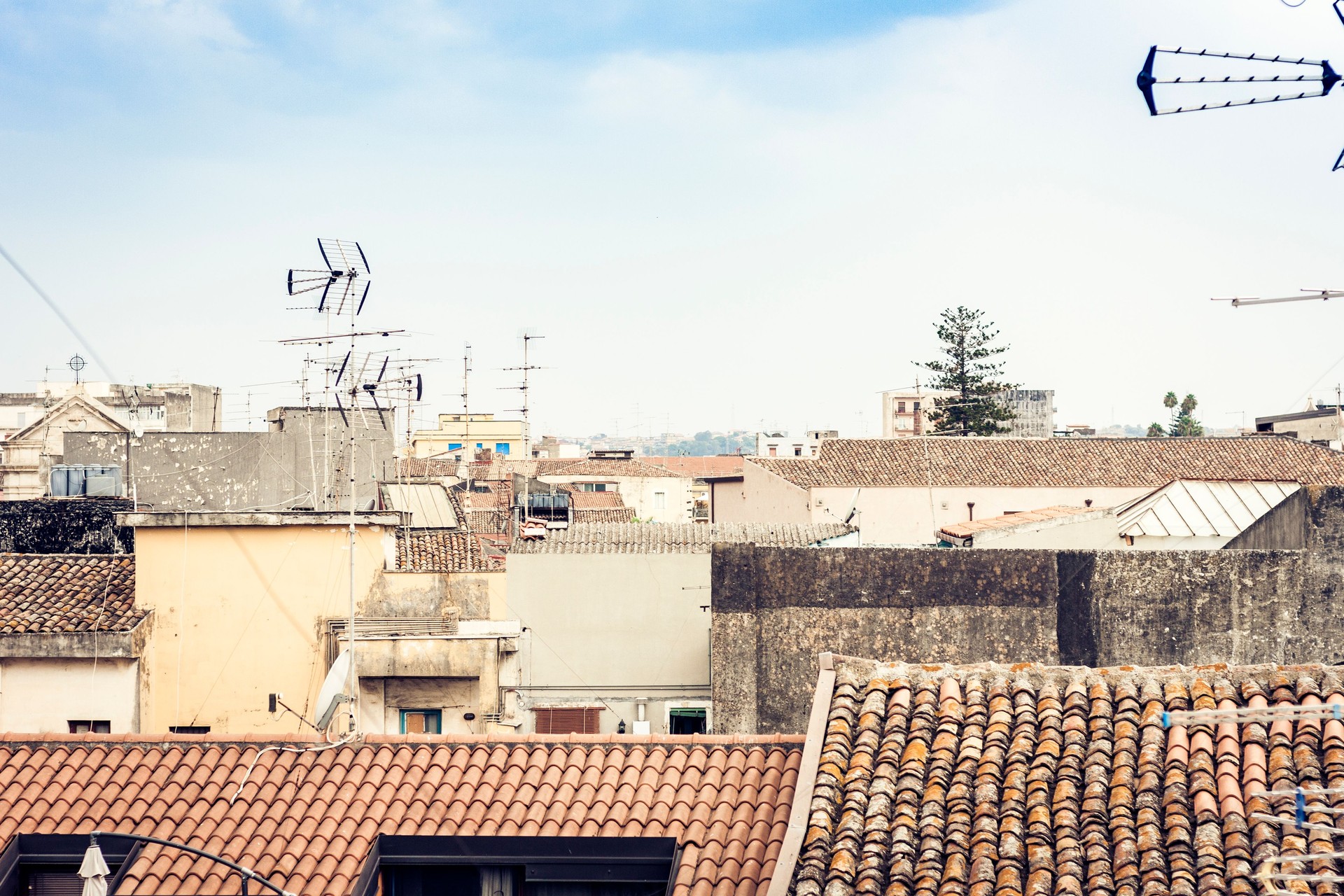 Bellissimo paesaggio urbano d'Italia, strada storica di Catania, Sicilia, facciata di vecchi edifici